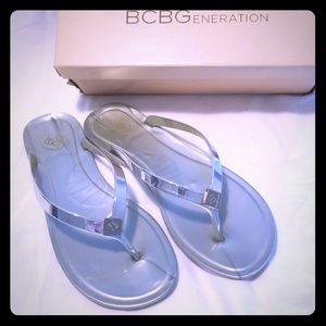 BCBG SILVER SPECCHIO THONG SANDAL DUSTY 9M